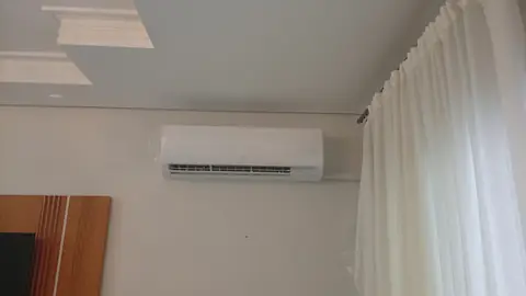 Split novo instalado em sala de estar